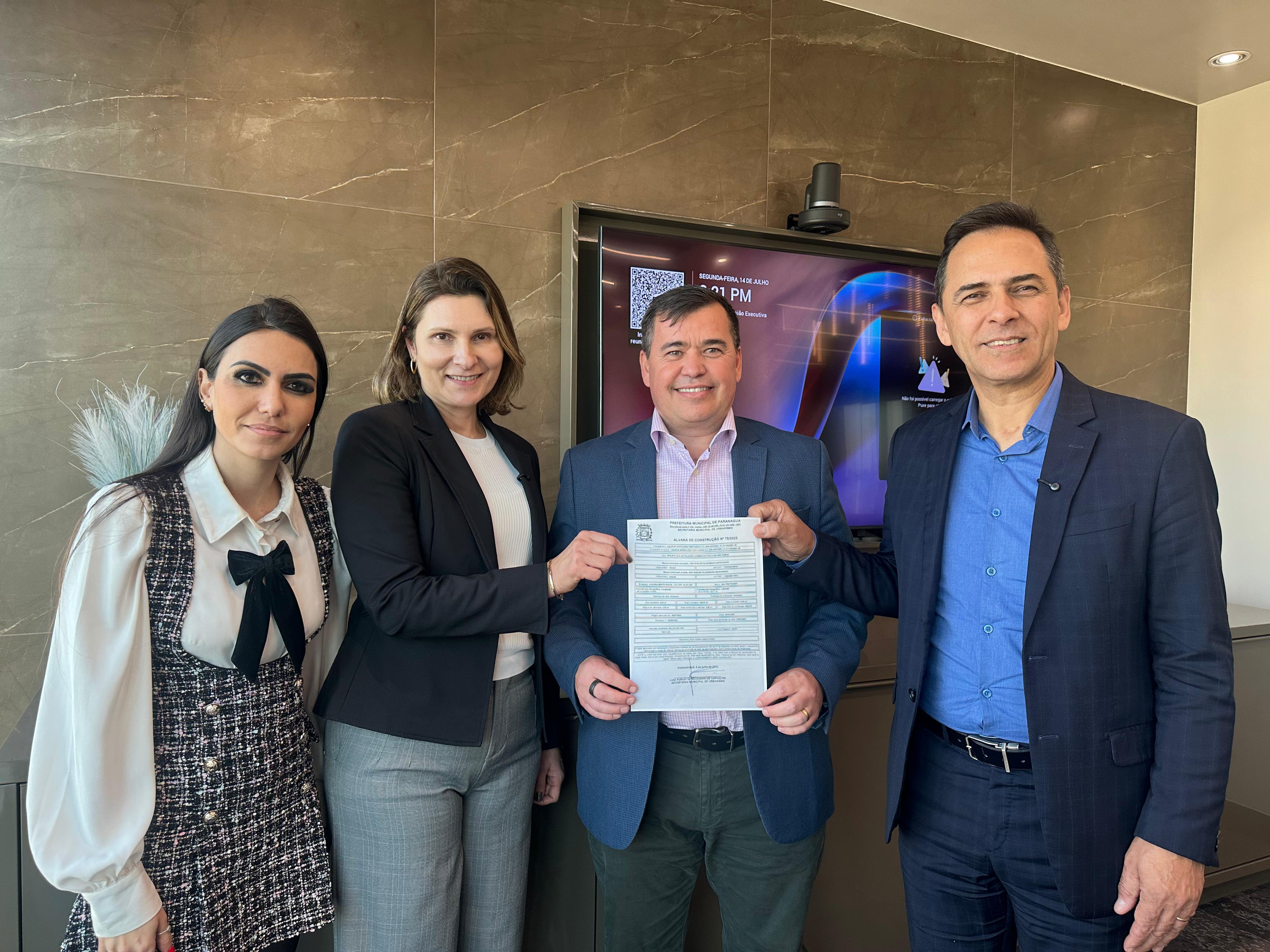 Prefeitura de Paranaguá entrega alvará à Liquipar e fortalece articulação para expansão portuária em reunião estratégica em São Paulo