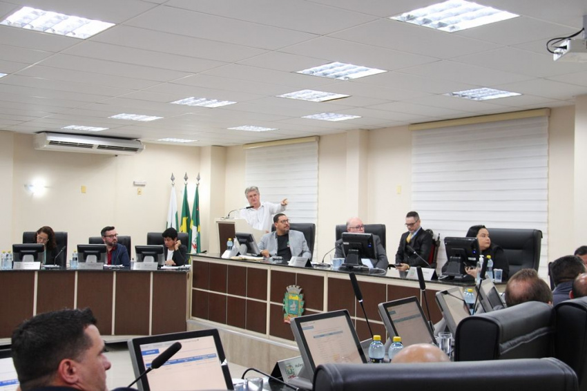 Secretário de Obras de Paranaguá expõe falhas e entraves da Avenida Atílio Fontana em sessão na Câmara