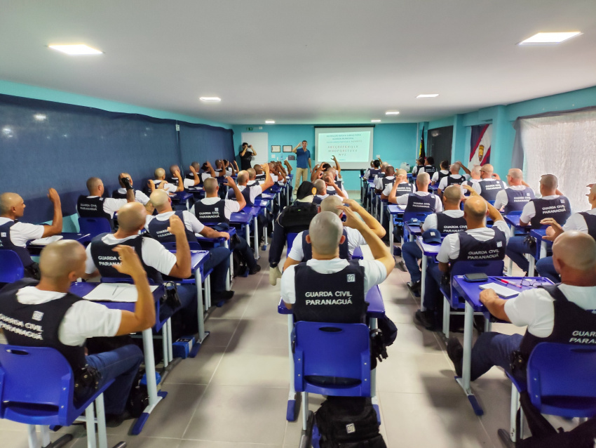 New municipal guards in Paranaguá receive Libras instruction during unprecedented training