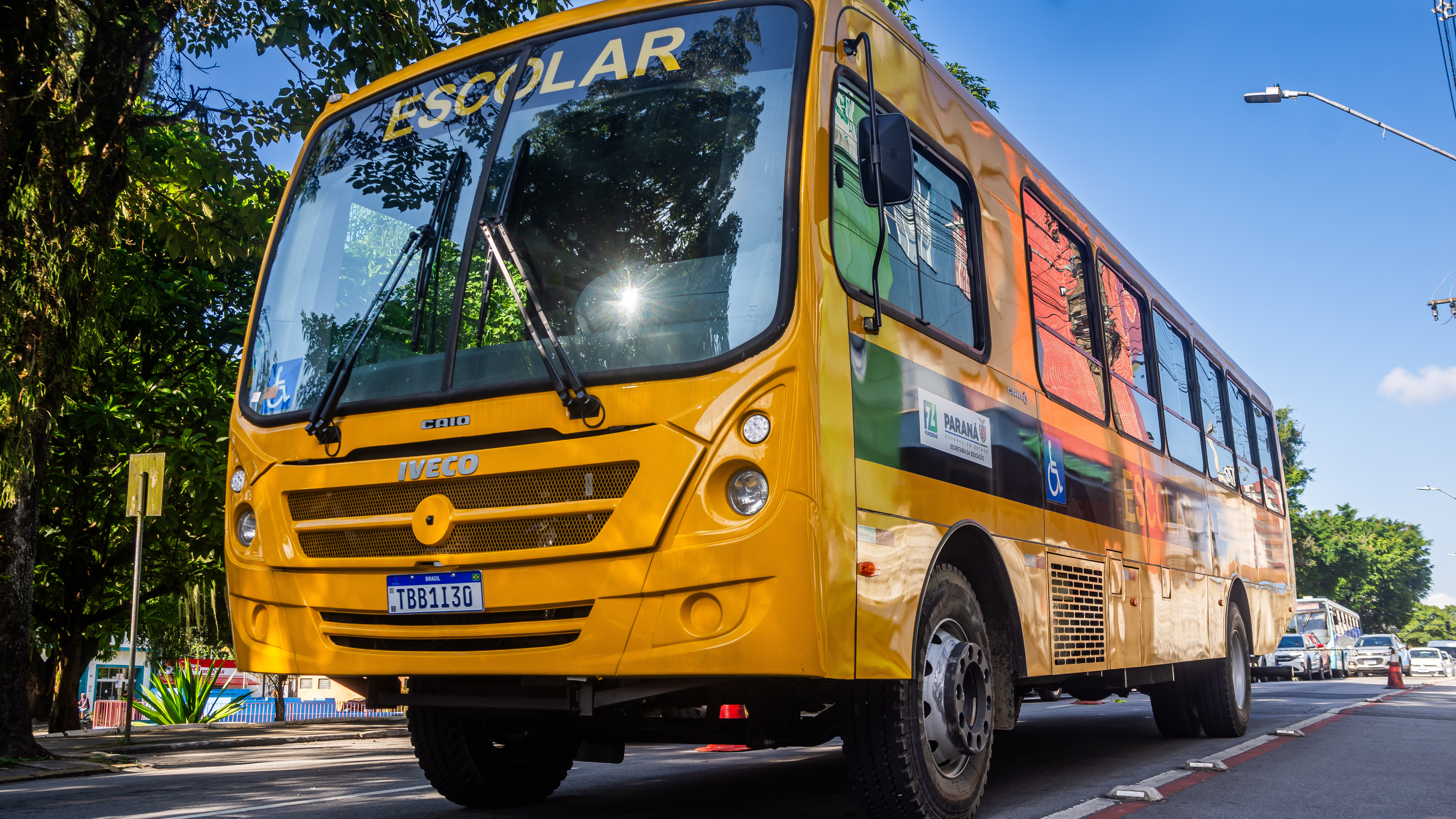 Secretaria de Educação de Paranaguá entrega novo ônibus para atender alunos das colônias