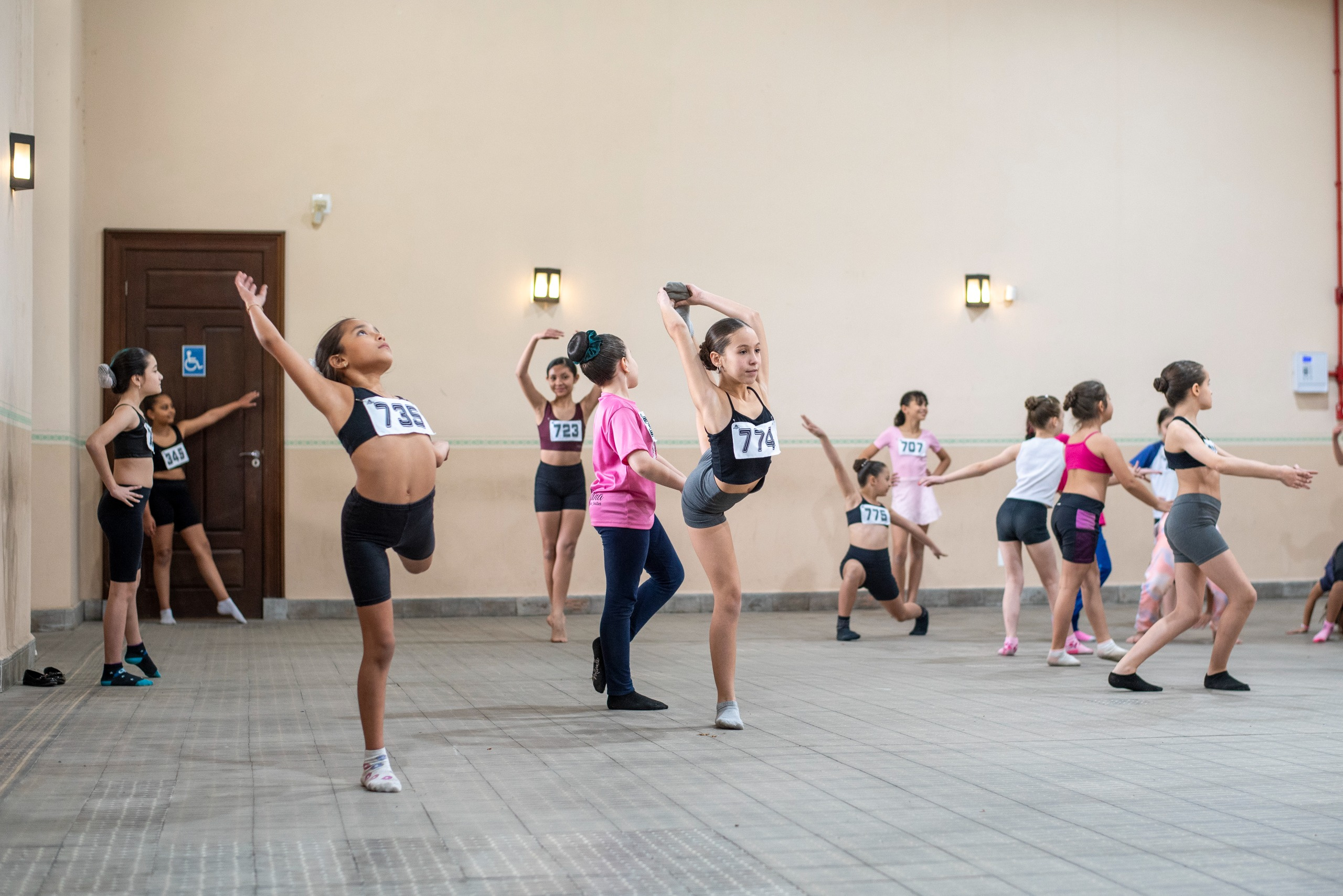 Pré-seletiva do Ballet Bolshoi reúne 21 crianças da rede municipal em Paranaguá