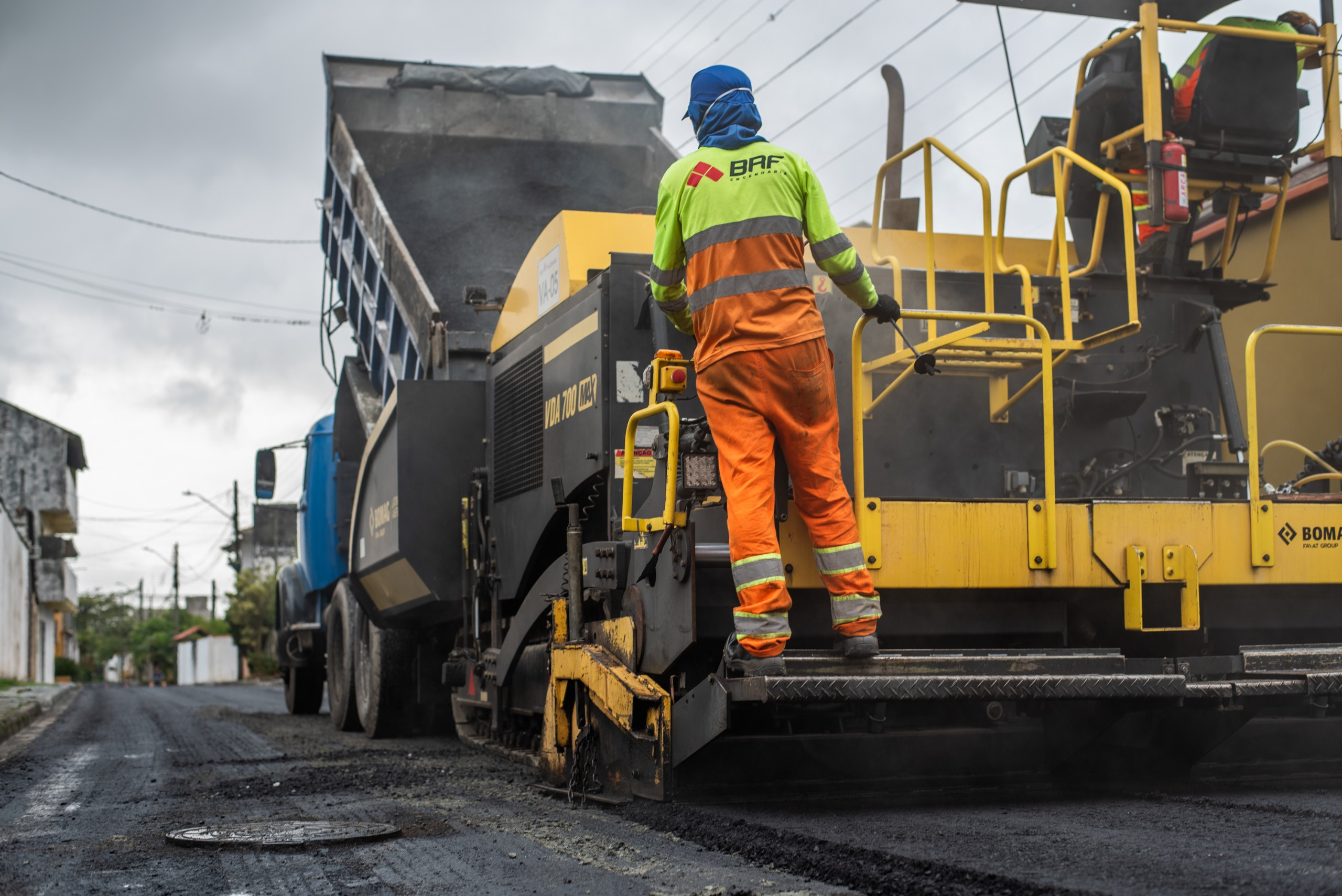 Obras de pavimentação avançam em Paranaguá com asfalto a quente e drenagem