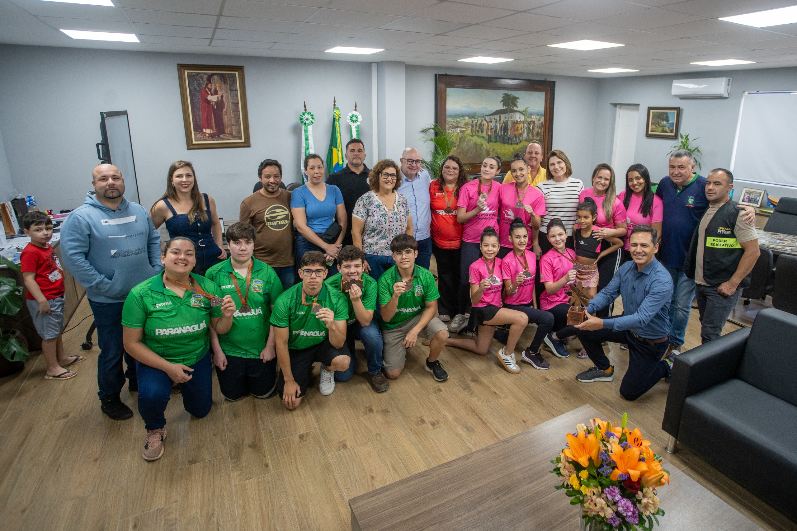 Jovens atletas de Paranaguá são recebidos pelo prefeito após conquistas nos Jogos da Juventude
