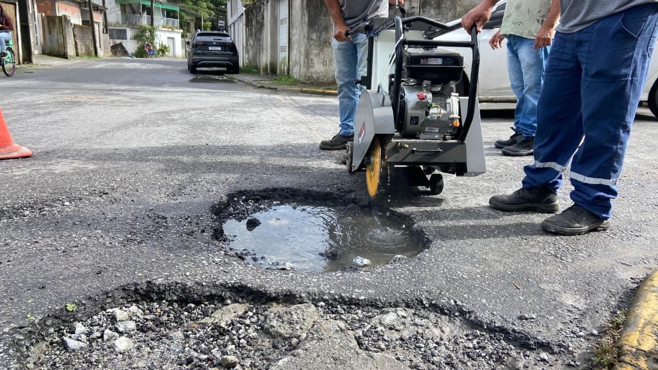 Prefeitura de Paranaguá corrige problema de vazão de água em rua da Ilha dos Valadares