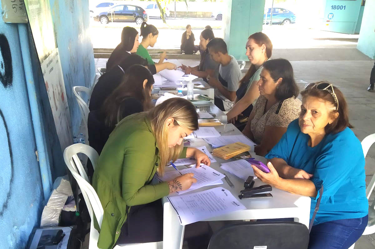 Escola de Samambaia ganha visita do Papai Noel em ação social de Natal