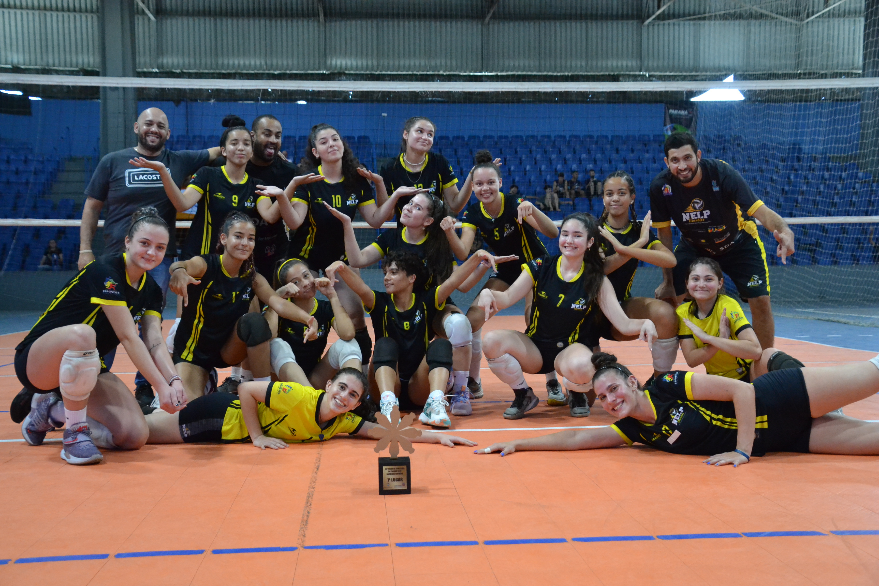 durante o jogo de vôlei as equipes etapa em 2 a 2 será disputado o quinto e  o último para saber qual 