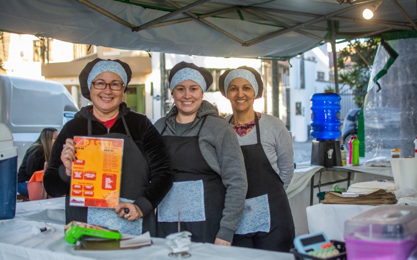Feira da Lua mantém tradição e movimenta a Praça dos Leões há mais de 10 anos